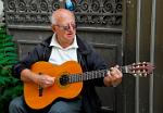 a man playing guitar, Plaka