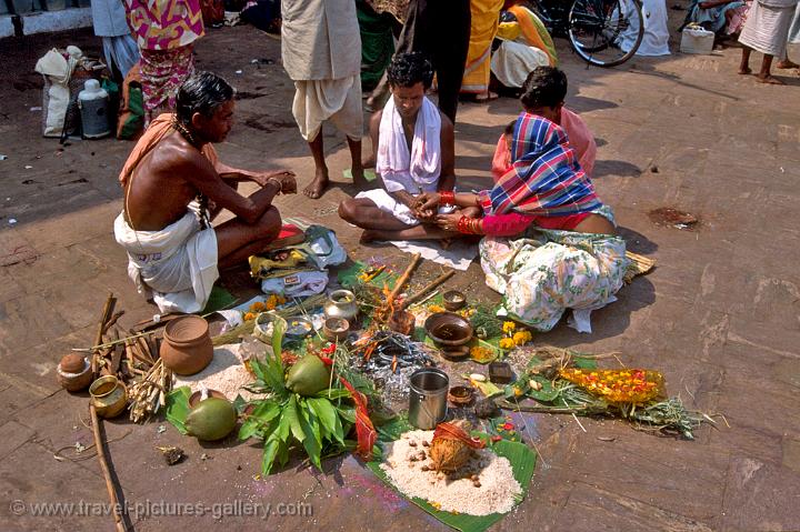 Puri, temple priest preparing a ritual, Jagannath Temple
