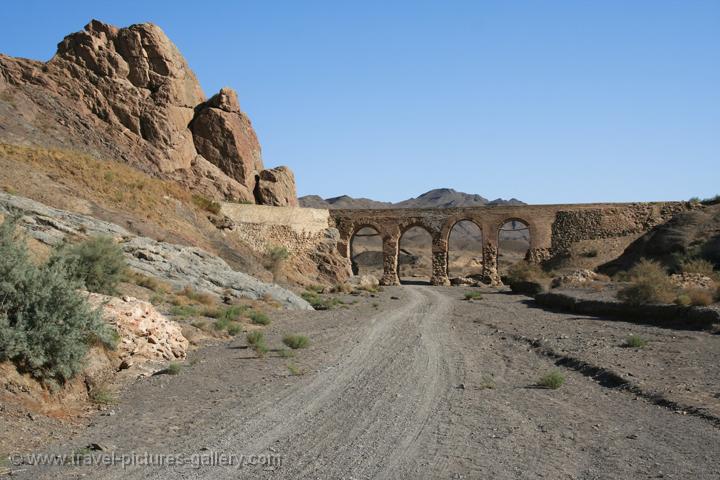 Pictures of Iran - Kharanaq - the old aquaduct