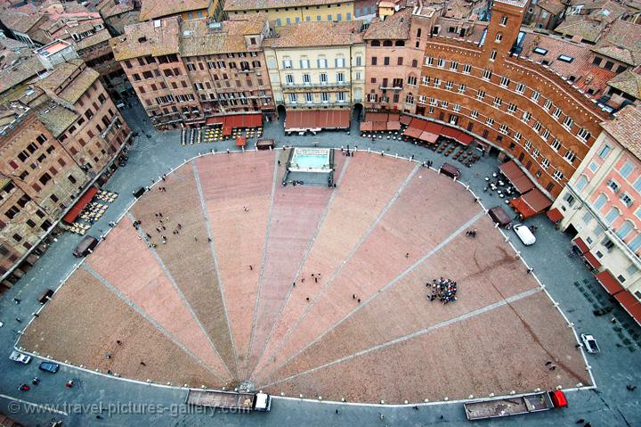 the Piazza del Campo from the Torre del Mangia