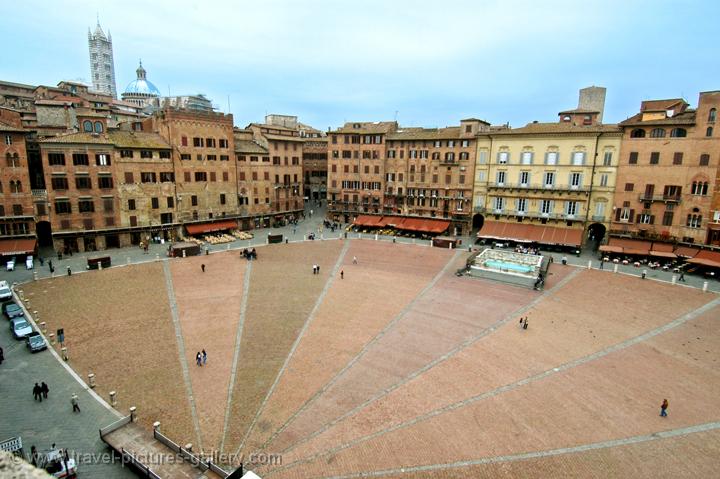 the Piazza del Campo from the Torre del Mangia