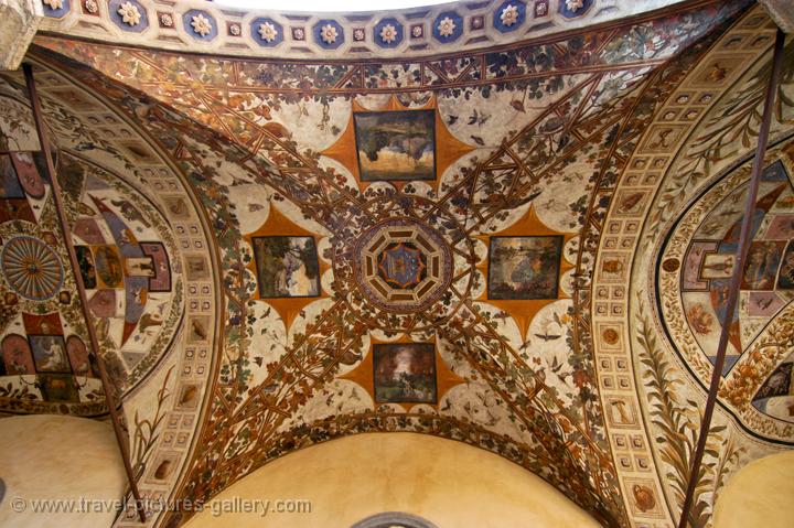 decorated ceiling, Logge della Papa