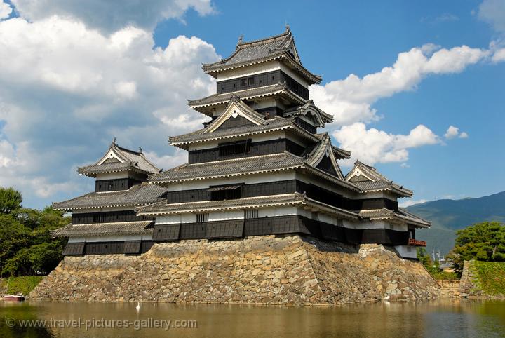 Pictures of Japan - Matsumoto - Matsumoto Castle is also called "Crow Castle"