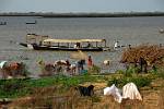 village life along the Niger River bank