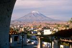El Misti, a volcano, rises up to 5822m.