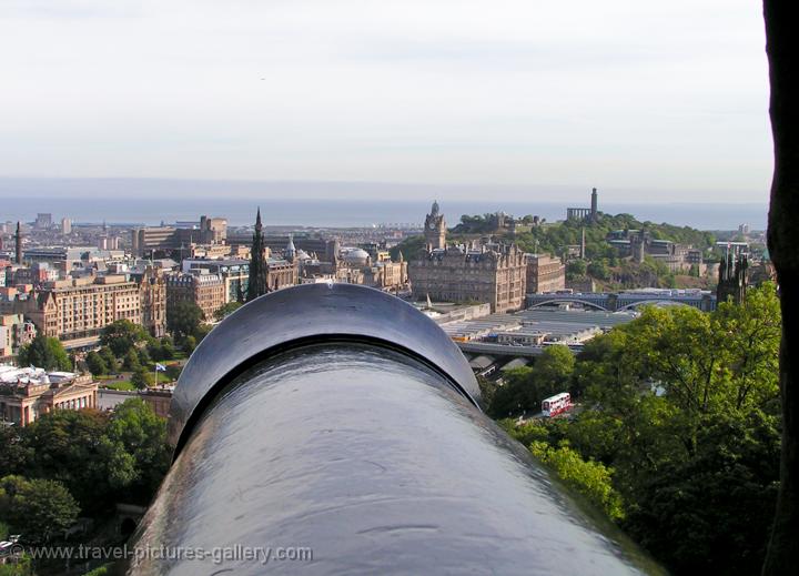 Pictures of Scotland - Edinburgh - view over the city over a cannon barrel