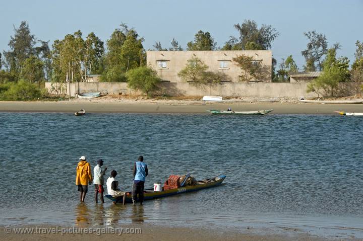 everyday life, transport by pirogue