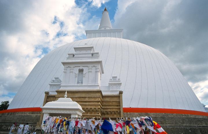 the Ruvanvelisaya Dagoba
