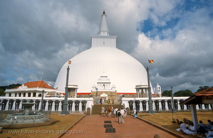 the Ruvanvelisaya Dagoba (Stupa)