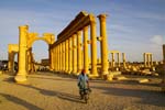 Pictures of Syria - Palmyra, worker in front of the Arch