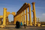 Pictures of Syria - Palmyra, local people at the arch