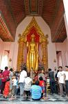 people worshipping at the Phra Pathom Chedi at Nakon Pathom