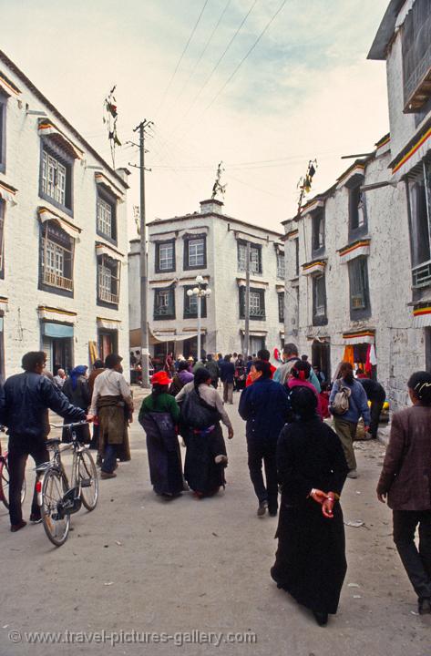 people making the Barkhor Circuit