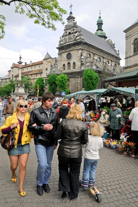 Pictures of Ukraine - busy market day in Lviv