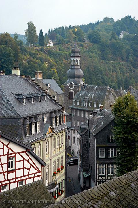 street with the Pfarrkirche church