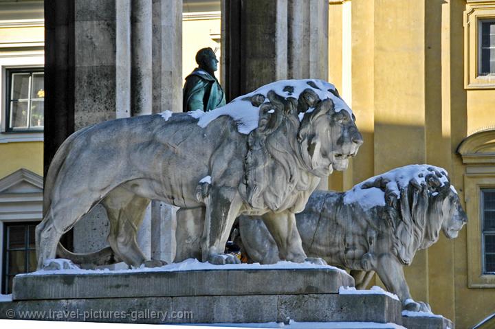 lions guard the Residenz