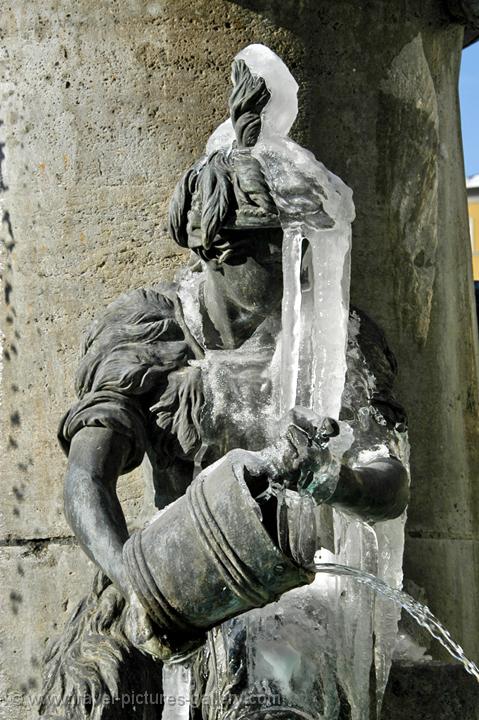 frozen statue, Marienplatz fountain