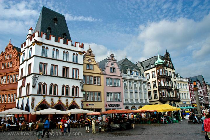 the main market with the Steipe house (left)