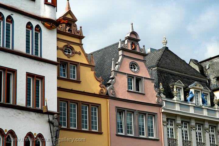 houses on the main market