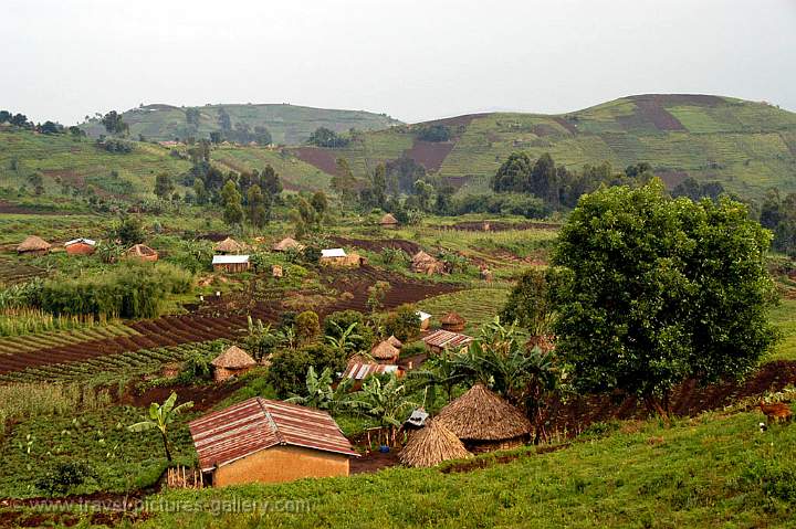 villages on the slopes of the vulcano, Parque National des Virunga