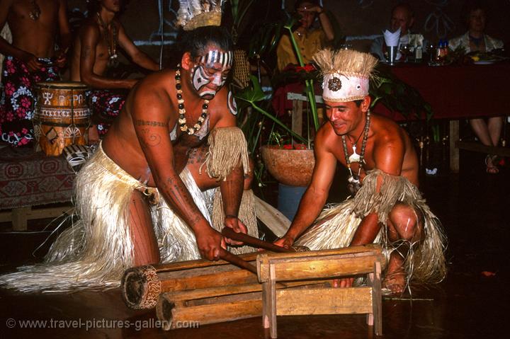 Kari Kari dancers at Hanga Roa