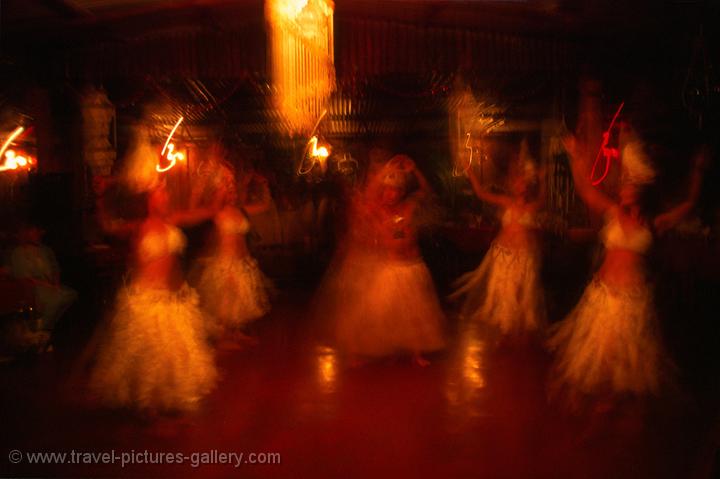 Kari Kari dancers at Hanga Roa