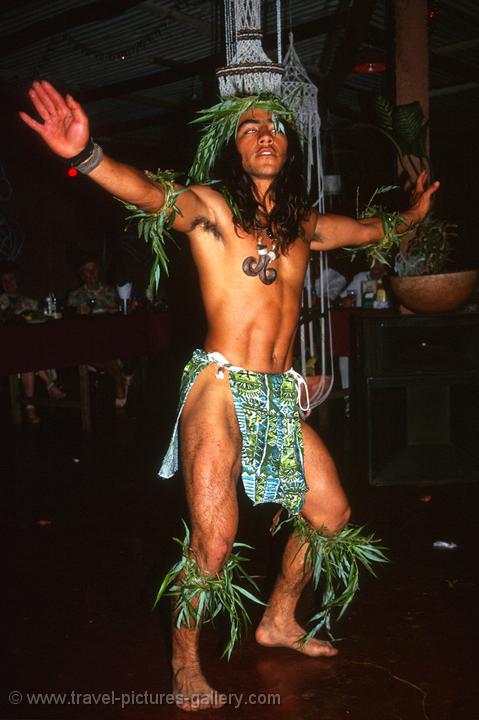 Kari Kari dancers at Hanga Roa