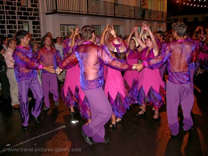 dancing people, festival in Rosais, SoJorge Island