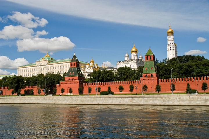 the Kremlin with the Moscow River