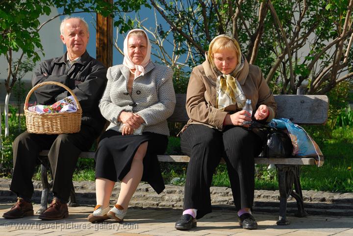 Pictures of Ukraine - Kyiv, Kiev, St Michael's Monastery, people at the Easter celebration