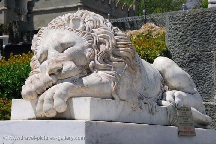 Pictures of Ukraine - Yalta, Alupinsky Palace, sleeping lion statue