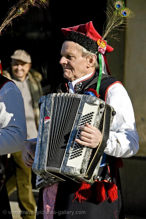 traditional musician palying the accordion at the Rynek Glowny