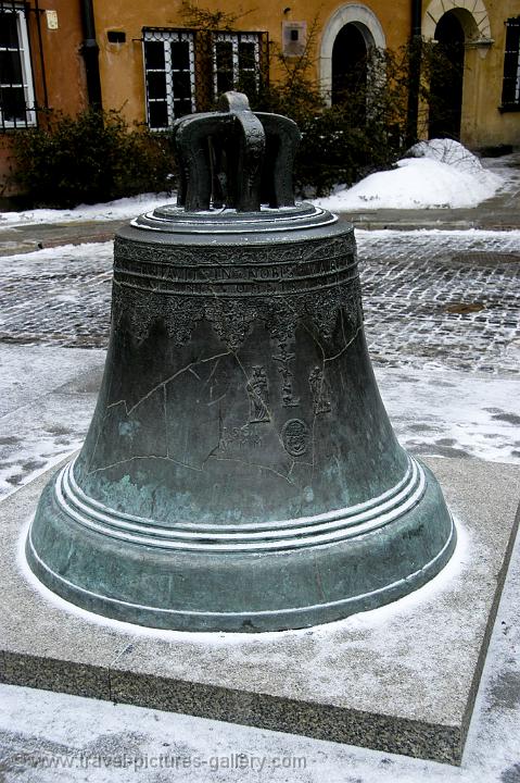 cracked bell at Kanonia Square