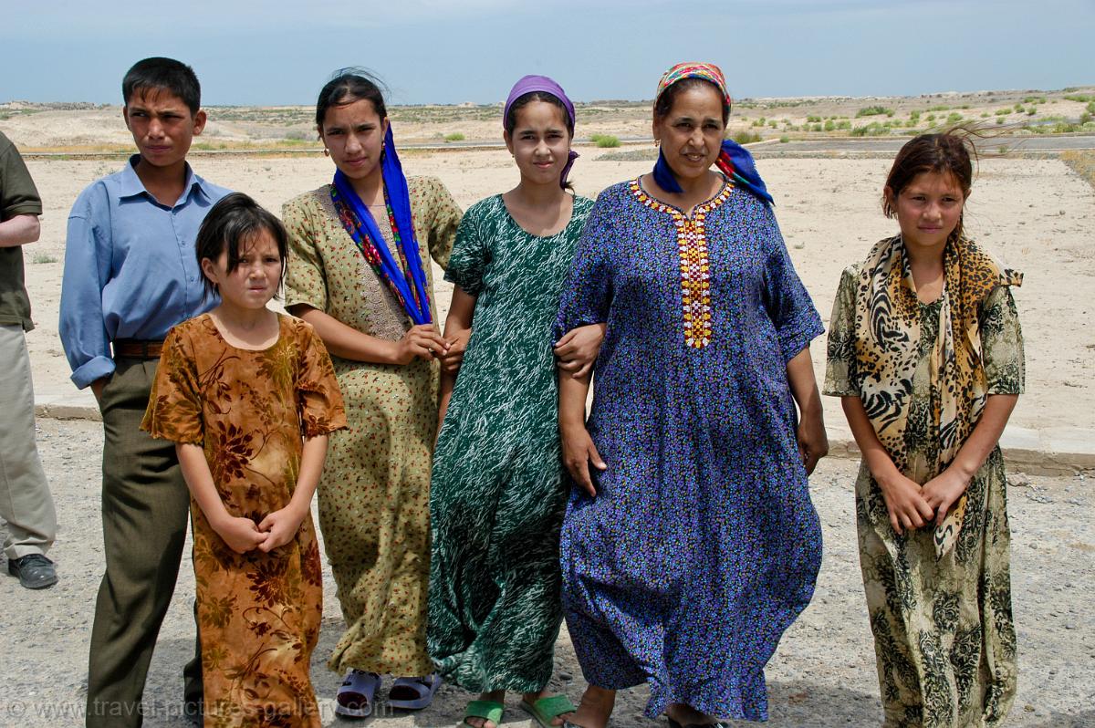 Сколько туркмен. Рухиет Туркмения. Туркмения люди туркмены. Туркменистан уровень жизни. Туркменистан деревни.