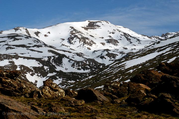 reaching up to the highest peak, Mulhacn at 3.482 m.