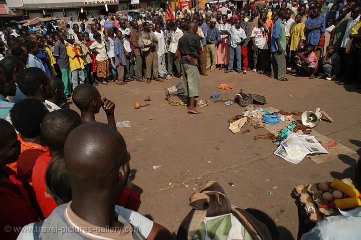 street artist and crowd, Nakasero market