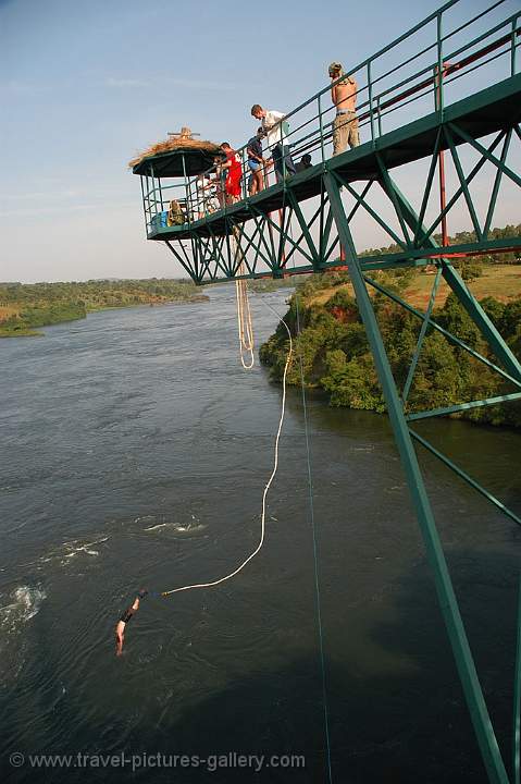 Bungee jumping at the White Nile
